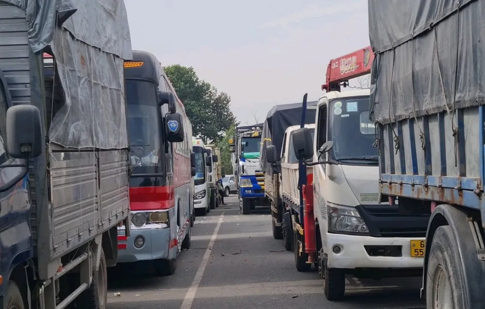 Xe xếp thành 2 hàng dài chờ đăng kiểm tại Trung tâm đăng kiểm xe cơ giới 60.05D (đường Võ Nguyên Giáp, TP. Biên Hòa). Ảnh: VŨ HỘI.