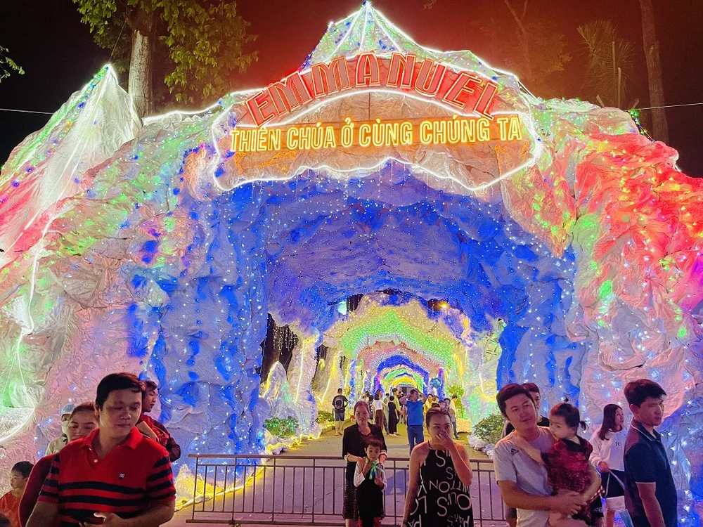 Con đường hang đá dài 200 mét tại nhà thờ Bảo Thị (xã Xuân Định, huyện Xuân Lộc). Ảnh: VH.