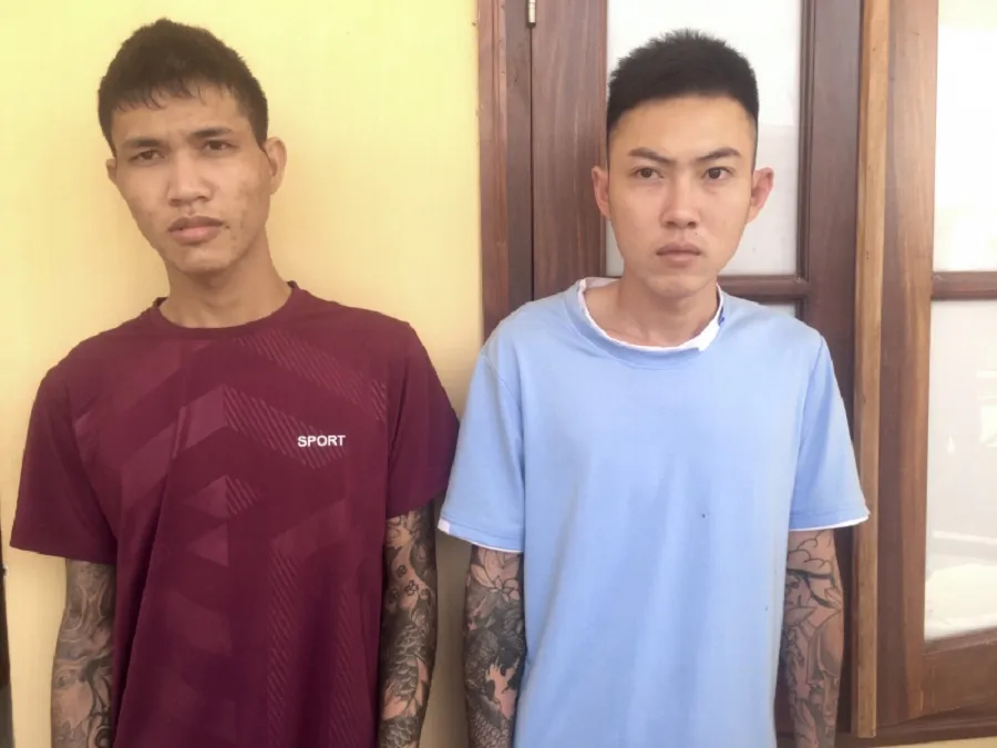 Hai nghi can bị công an bắt giữ. Ảnh: AT. Hai nghi can bị công an bắt giữ. Ảnh: AT.