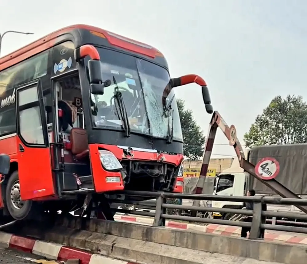 Hiện trường chiếc xe khách nằm "vắt" lên lan can hầm chui ngã tư Vũng Tàu. Ảnh: VH Hiện trường chiếc xe khách nằm "vắt" lên lan can hầm chui ngã tư Vũng Tàu. Ảnh: VH