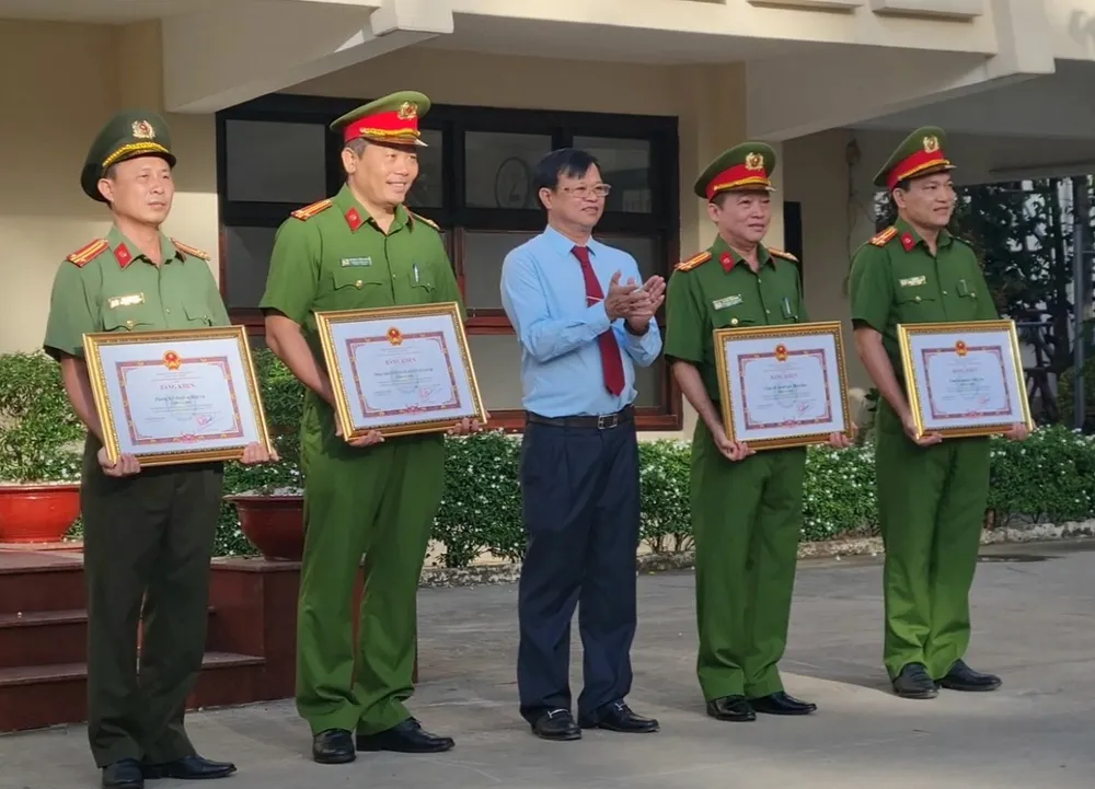 Chủ tịch UBND tỉnh Đồng Nai Cao Tiến Dũng đã trao Bằng khen cho 4 tập thể có thành tích xuất sắc bắt nhanh nghi can gây ra vụ cướp tại Phòng giao dịch ngân hàng Agribank. Ảnh: VH.