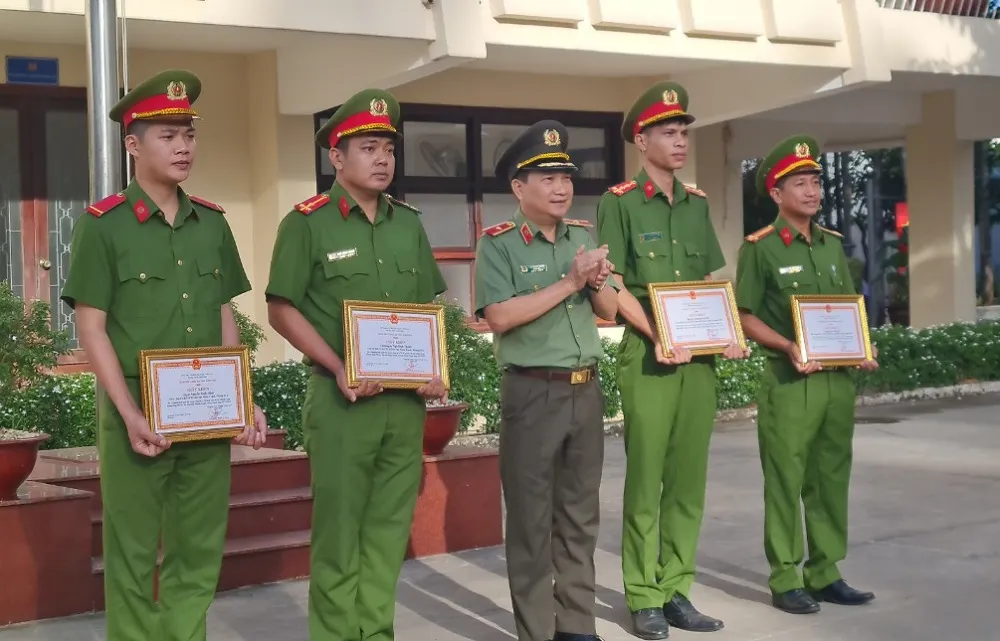 Thiếu tướng Nguyễn Sĩ Quang, Giám đốc Công an tỉnh Đồng Nai cũng trao tặng Giấy khen cho 4 cá nhân. Ảnh: VH.