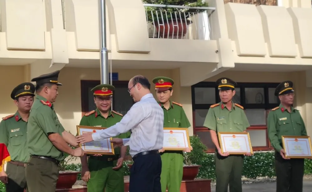 Trong dịp này có 7 tập thể, 4 cá nhân được Thống đốc Ngân hàng Nhà nước Việt Nam tặng Bằng Khen. Ảnh: VH.