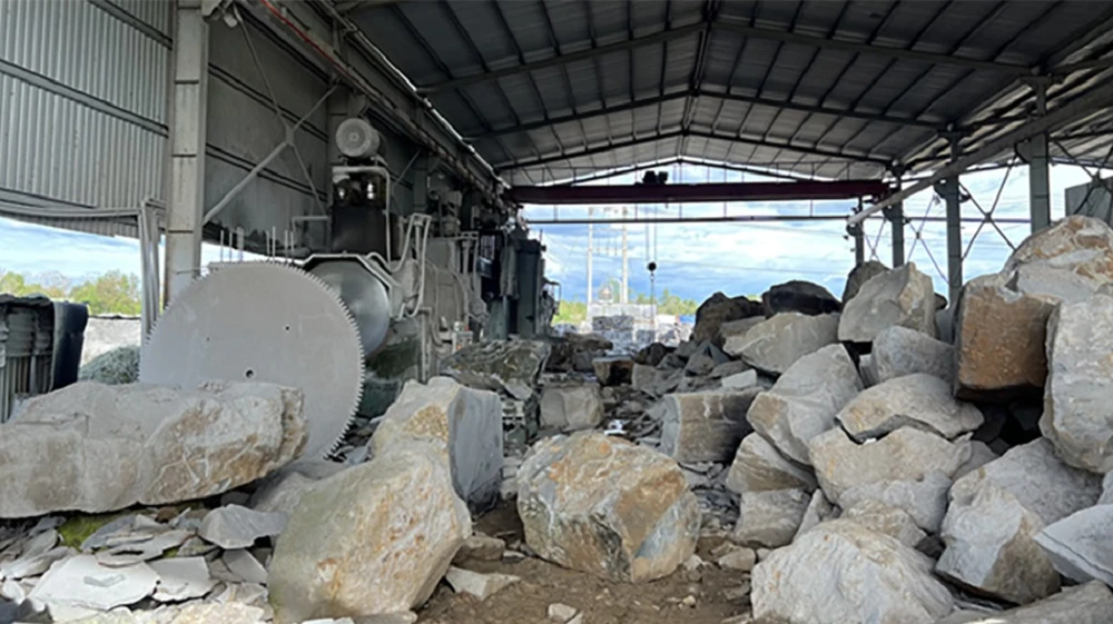 Cơ sở cưa đá thành phẩm của của Công ty TNHH MTV Đá Lava. Ảnh: CA.