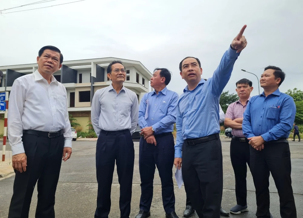 Phó chủ tịch UBND TP.Biên Hòa Huỳnh Tấn Lộc báo cáo tình hình xây dựng trong khu dân cư Bửu Long cho Bí thư Tỉnh ủy Đồng Nai Nguyễn Hồng Lĩnh . Ảnh: VŨ HỘI.