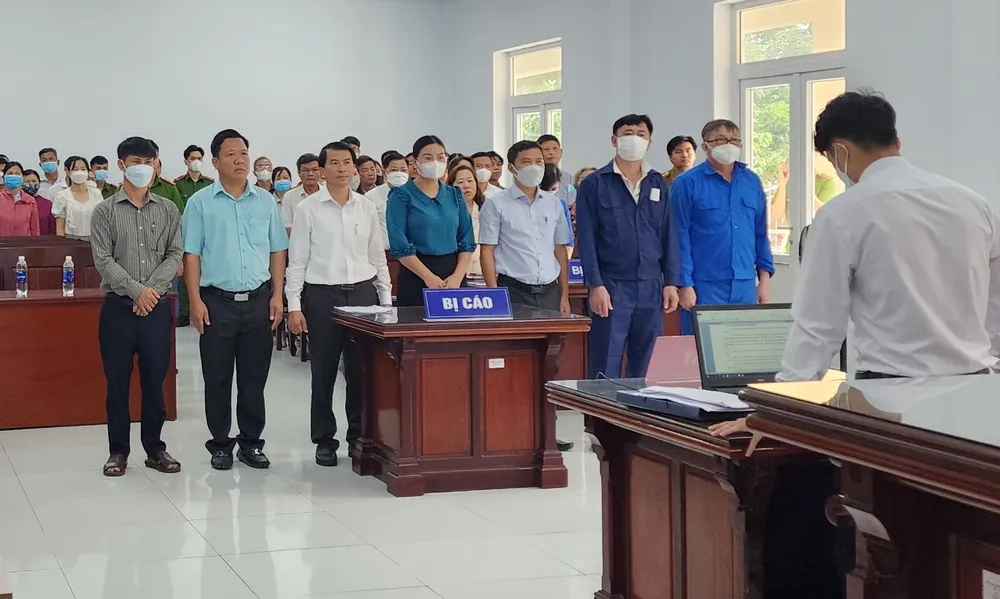 Các bị cáo tại tòa. Ảnh: VŨ HỘI.