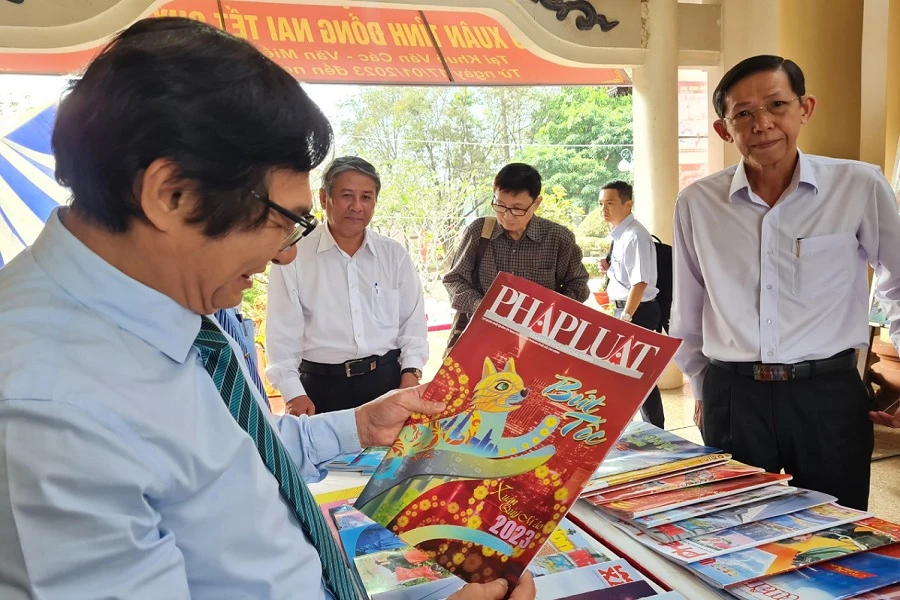 Phó Chủ tịch UBND tỉnh Đồng Nai Nguyễn Sơn Hùng ấn tượng với bìa báo Xuân của báo Pháp Luật TP.HCM tại Hội báo Xuân. Ảnh: VH