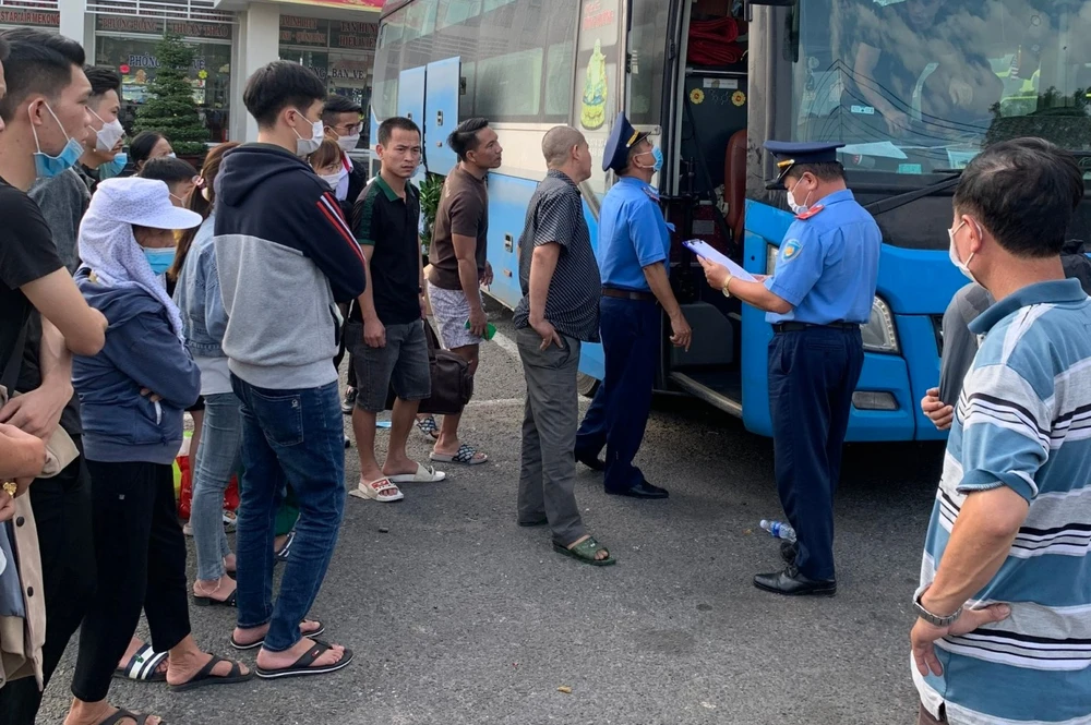 Lực lượng Thanh tra giao thông kiểm tra lượng khách trên xe ô tô khách. Ảnh: VH