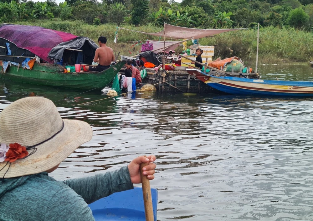 Ngư dân sống lòng hồ Trị An đang gặp nhiều khó khăn trong quá trình chuyển đổi nghề. Ảnh: VŨ HỘI.