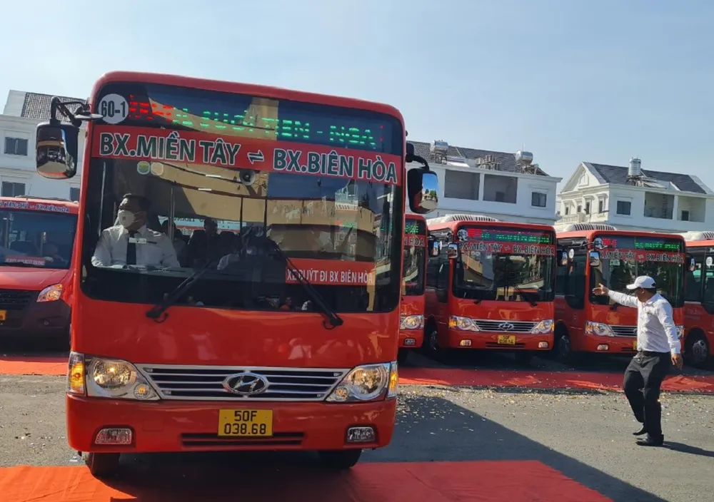 Xe buýt chạy tuyến từ Bến xe Biên Hòa đến bến xe Miền Tây. Ảnh: VH.