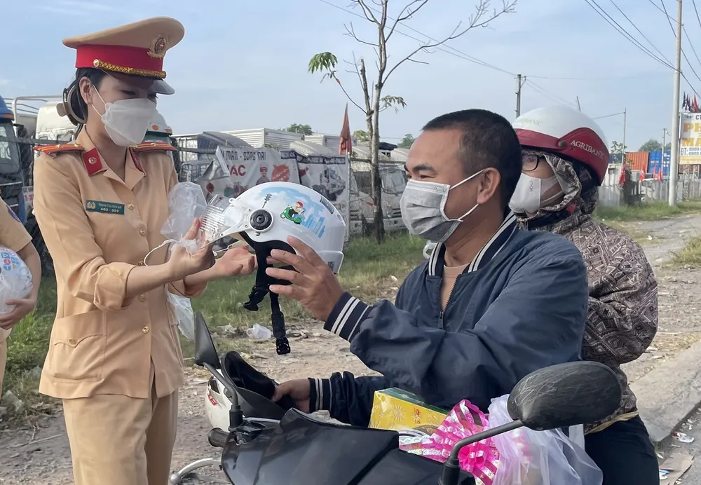 Ngoài ra, người dân còn được lực lượng CSGT tặng mũ bảo hiểm. Ảnh: VH.