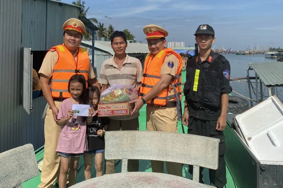 Những phần quà lực lượng CSGT tặng cho ngư dân sống trên làng bè ở Đồng Nai. Ảnh: VH.
