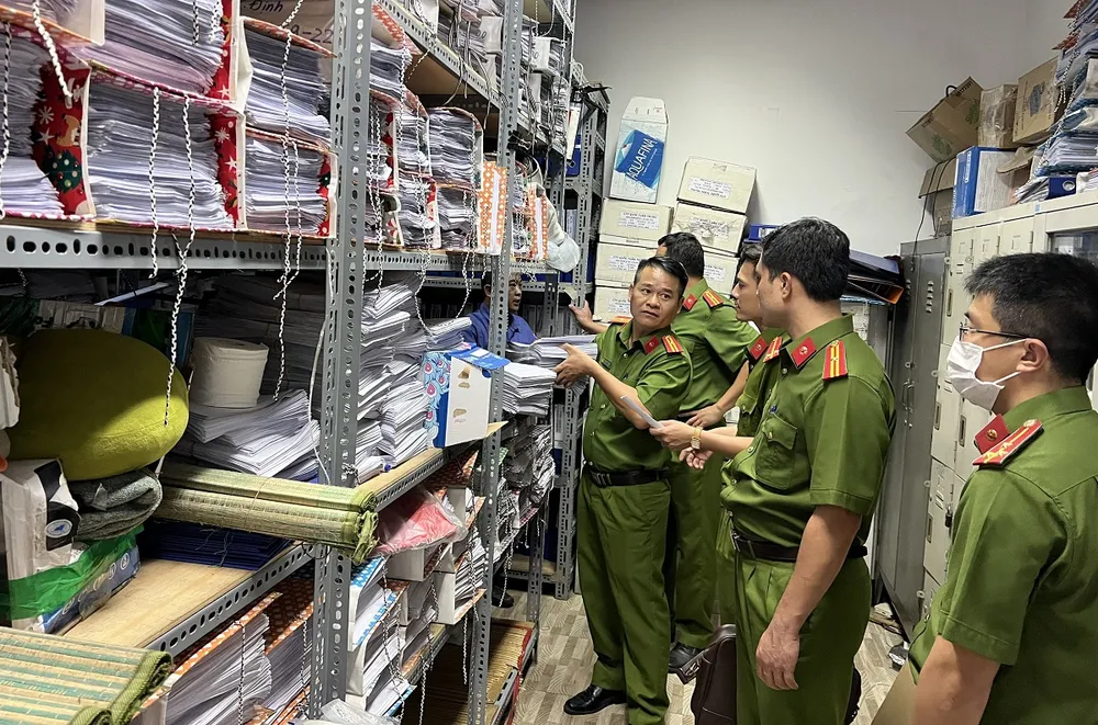 Công an tiến hành khám xét tại Trung tâm đăng kiểm xe cơ giới 60-04