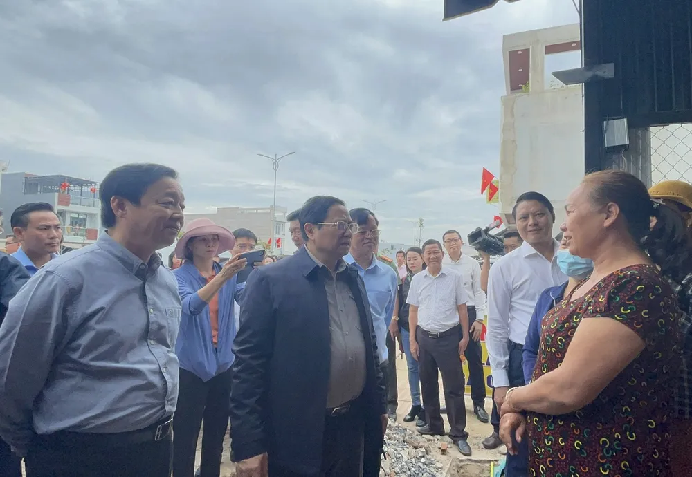 Thủ tướng Phạm Minh Chính hỏi người dân trong khu tái định cư sân bay Long Thành về những tâm tư nguyện vọng. Ảnh: VH.