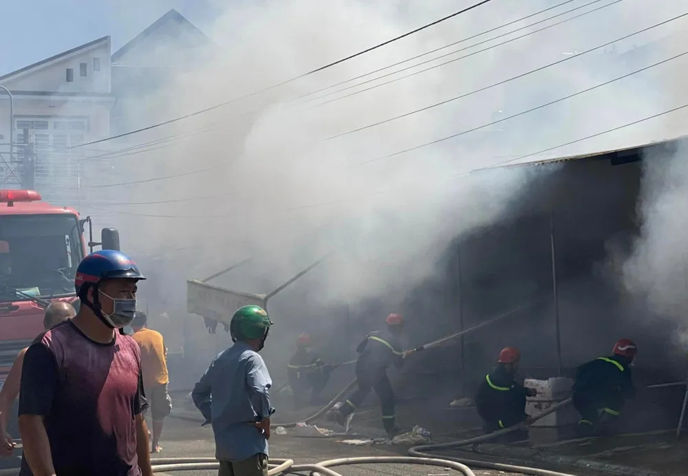 Ngọn lửa nhanh chóng cháy lan sang ki-ốt khác trong chợ. Ảnh: VH