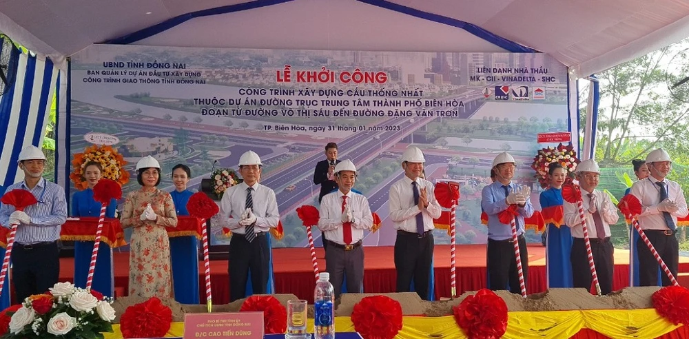 Các lãnh đạo tỉnh Đồng Nai thực hiện nghi thức khởi công dự án. Ảnh: VH. Các lãnh đạo tỉnh Đồng Nai thực hiện nghi thức khởi công dự án. Ảnh: VH.