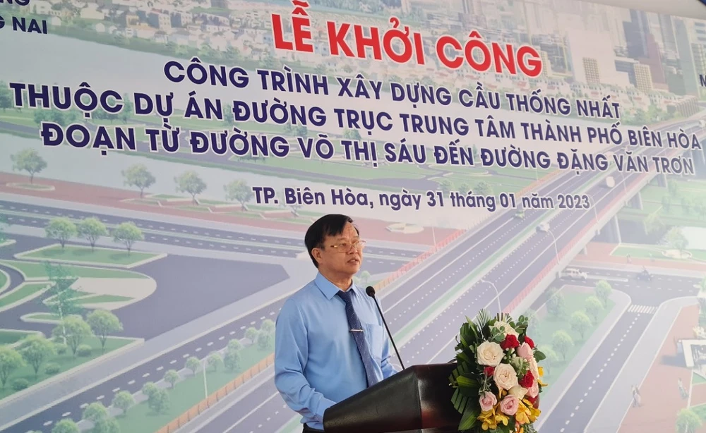 Chủ tịch UBND tỉnh Đồng Nai Cao Tiến Dũng phát biểu tại buổi lễ khởi công xây dựng cầu Thống Nhất. Ảnh: VH. Chủ tịch UBND tỉnh Đồng Nai Cao Tiến Dũng phát biểu tại buổi lễ khởi công xây dựng cầu Thống Nhất. Ảnh: VH.