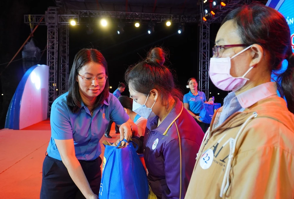 Lãnh đạo Liên đoàn Lao động tỉnh Đồng Nai tặng quà Tết Nguyên đán 2023 cho người lao động có hoàn cảnh khó khăn. Ảnh: HAC