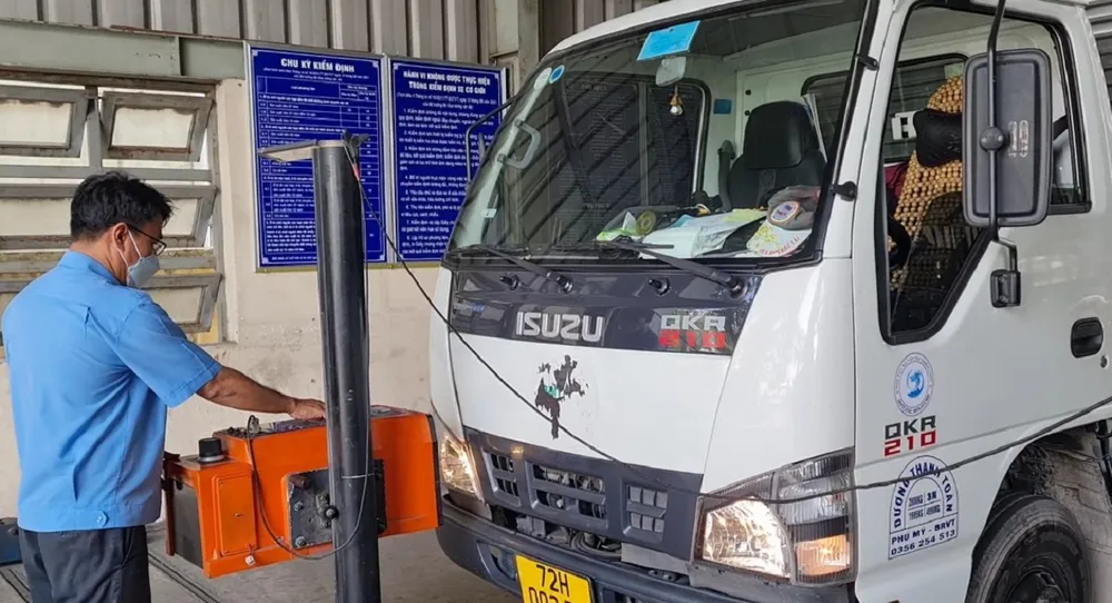 Nhân viên Trung tâm Đăng kiểm xe cơ giới 60-01S kiểm tra xe đến đăng kiểm. Ảnh: VH.