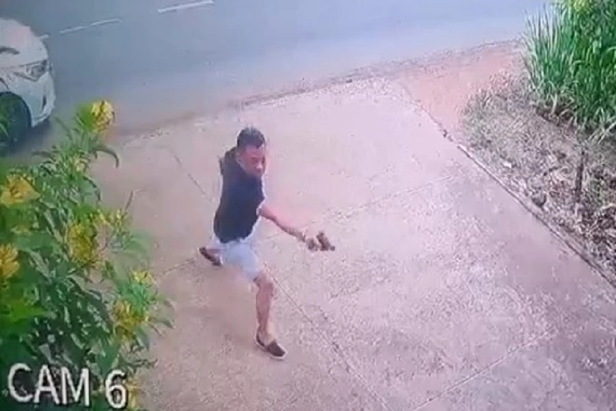 Nguyễn Hiếu Nghĩa dùng súng bắn 2 phát vào nhà đối thủ. Ảnh: từ camera.