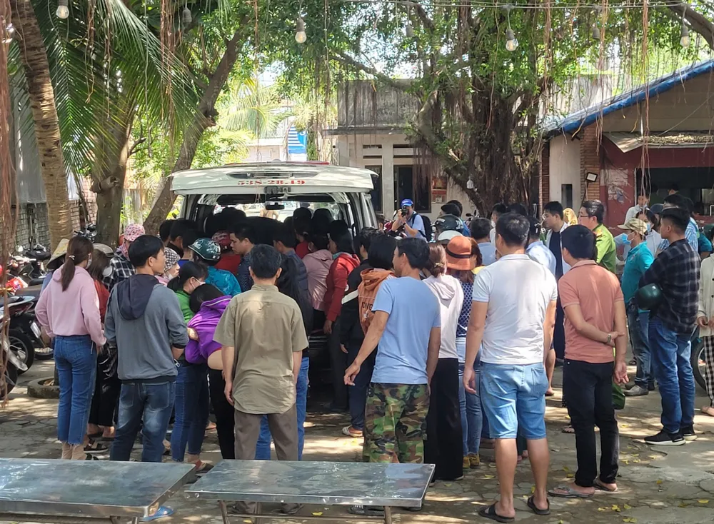 Các nạn nhân được đưa lên bờ. Ảnh: AX