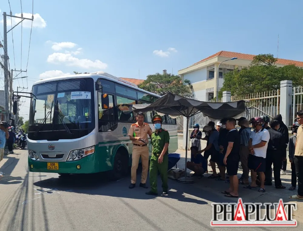 Hiện trường vụ tai nạn đau lòng ngay cổng trường học. Ảnh: VH Hiện trường vụ tai nạn đau lòng ngay cổng trường học. Ảnh: VH