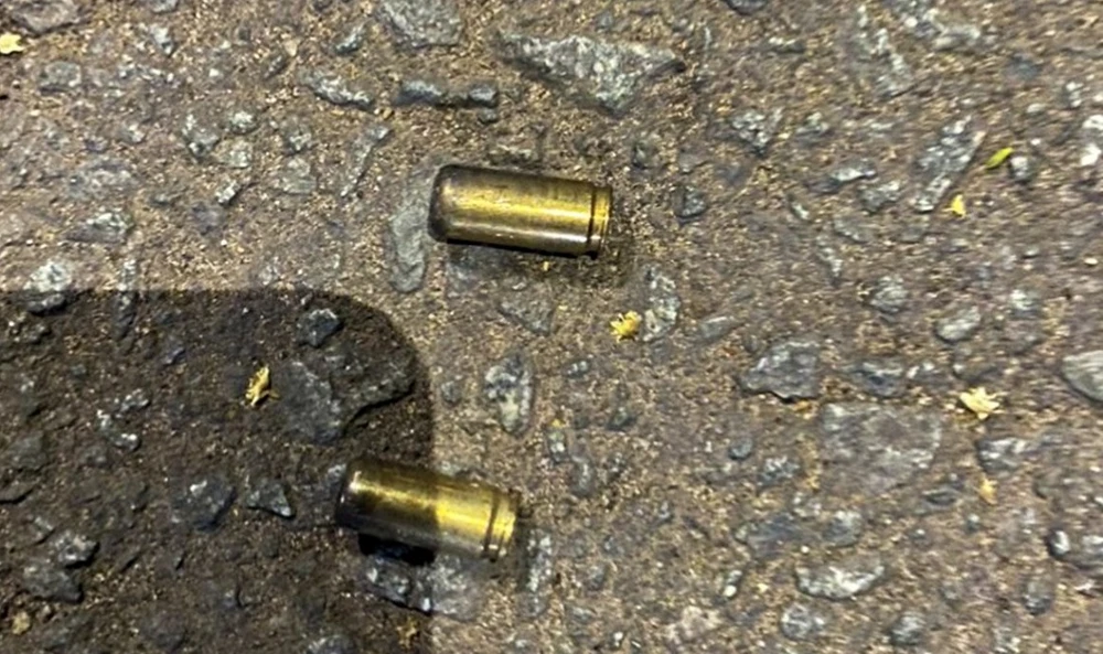 Hai vỏ đạn ở hiện trường vụ nổ súng. Ảnh: AX Hai vỏ đạn ở hiện trường vụ nổ súng. Ảnh: AX