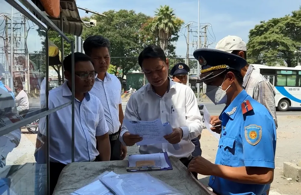 Các đơn vị chức năng kiểm tra các loại giấy tờ theo quy định với các xe đưa rước học sinh. Ảnh: Đ.T.