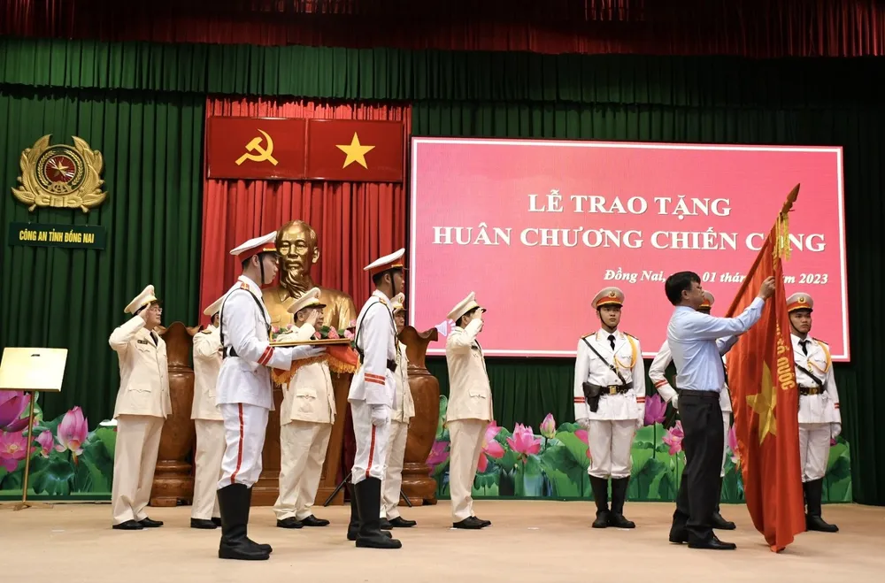 Chủ tịch UBND tỉnh Đồng Nai Cao Tiến Dũng trao Huân chương chiến công hạng Nhất cho tập thể Công an tỉnh. Ảnh: VH