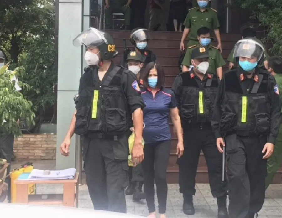 Nữ đại gia TP Vũng Tàu Mai Thị Dần nổi tiếng trong lĩnh vực xăng dầu, cảng biển bị công an dẫn giải thời điểm bị bắt giữ. Ảnh: AX. Nữ đại gia TP Vũng Tàu Mai Thị Dần nổi tiếng trong lĩnh vực xăng dầu, cảng biển bị công an dẫn giải thời điểm bị bắt giữ. Ảnh: AX.