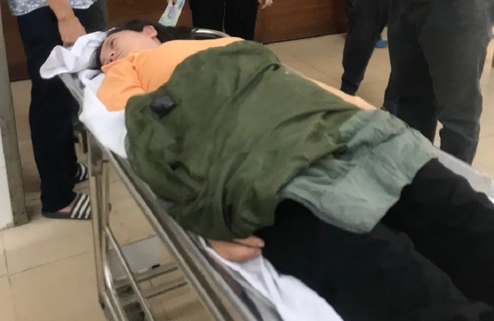 Nữ công nhân bị đánh ngất xỉu phải nhập viện. Ảnh: VH.
