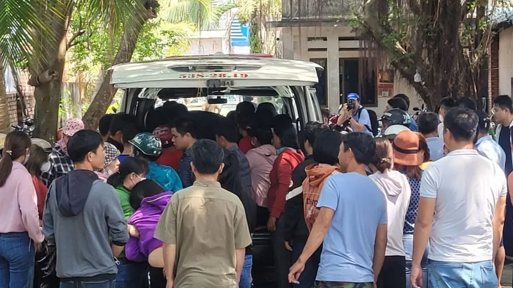 Thi thể người phụ nữ tử vong được đưa vào bờ. Ảnh: VH. Thi thể người phụ nữ tử vong được đưa vào bờ. Ảnh: VH.