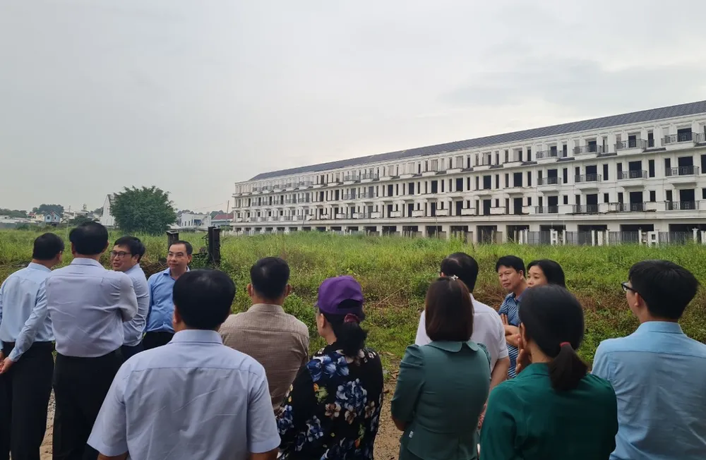 Đoàn giám sát của Đoàn ĐBQH tỉnh Đồng Nai đi kiểm tra thực tế KDC Bình Đa (TP Biên Hòa), khu đất này sai phạm đã bị cơ quan công an tỉnh Đồng Nai khởi tố vụ án để điều tra. Ảnh: VH.