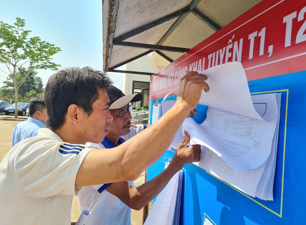 Người dân trong dự án tìm hiểu thông tin về việc giải tỏa, bồi thường. Ảnh: VH.