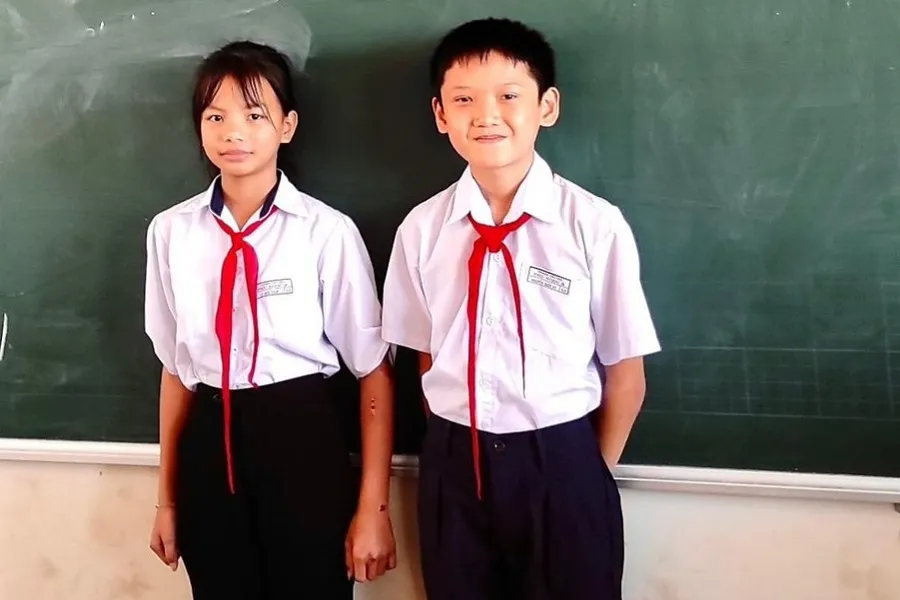 Hai em học sinh lớp 5 nhặt được của tài sản đã mang đến nhà trường để tìm trả người đánh rơi. Ảnh: AX. Hai em học sinh lớp 5 nhặt được của tài sản đã mang đến nhà trường để tìm trả người đánh rơi. Ảnh: AX.