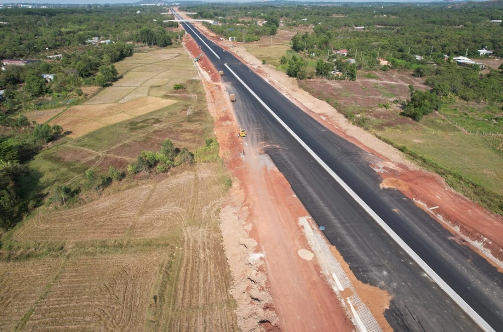 Hình ảnh đường cao tốc Phan Thiết - Dầu Giây chuẩn bị đưa vào sử dụng ảnh 1