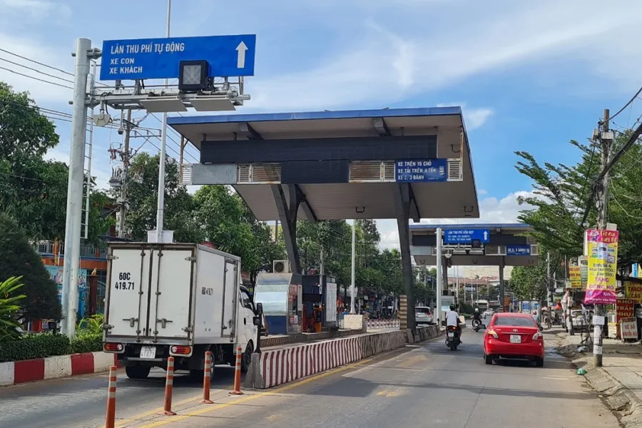Trạm thu phí BOT trên đường Đồng Khởi người dân hai phường Tân Phong và Trảng Dài cho rằng đặt &quot;nhầm chỗ&quot;. Ảnh: VH.