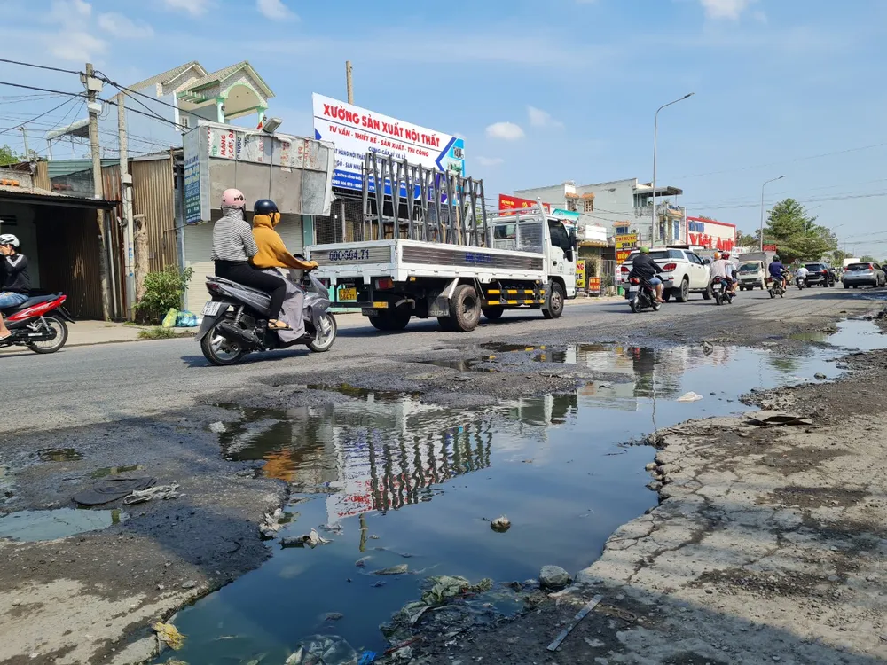 Mặt đường Đồng Khởi không có cống thoát nước vì vậy nước sinh hoạt của người dân chảy tràn ra đường làm hư hỏng mặt đường, ô nhiễm mùi hôi thối. Ảnh chụp ngày 27-3.