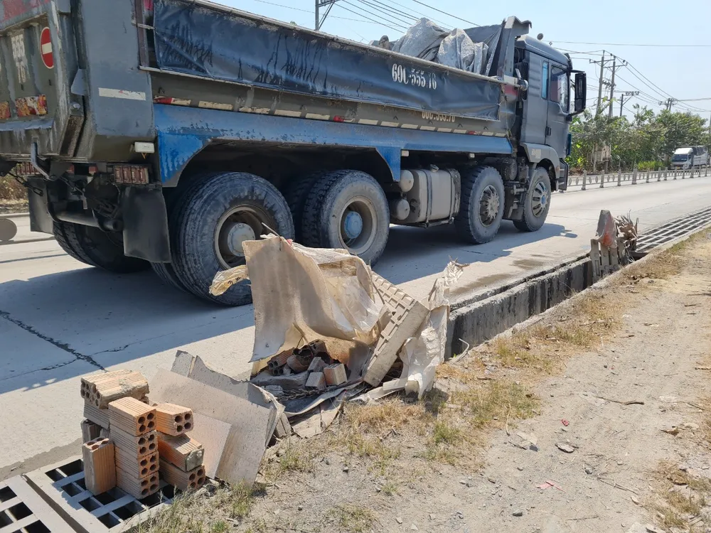 Đường 768 những tấm đan bằng sắt để lắp cổng thoát nước bị lấy trộm, nhận thấy sự nguy hiểm nên người dân phải cảnh cảnh báo bằng gạch.