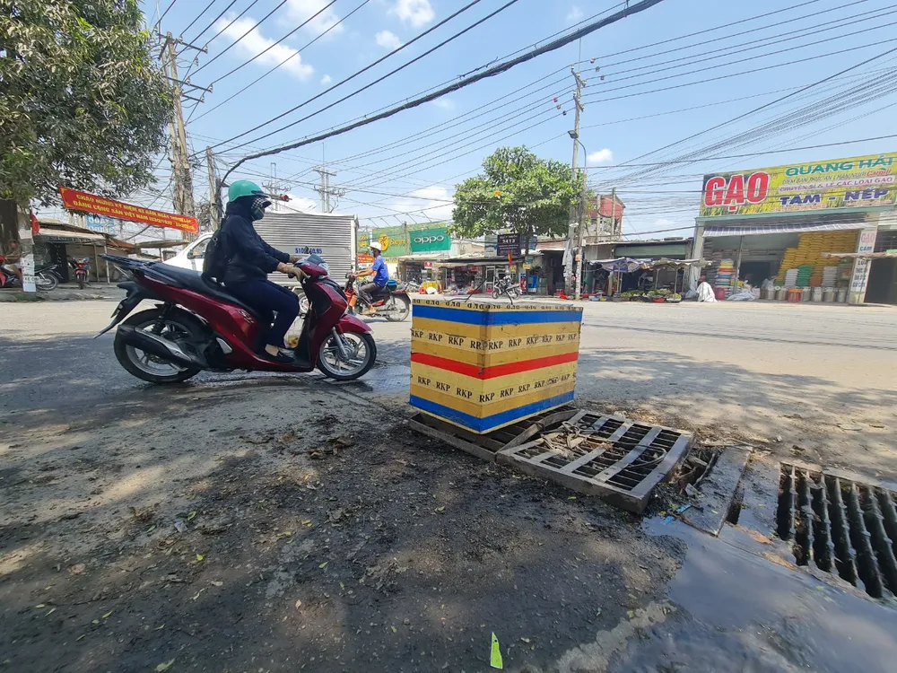 Ngay ngã 3 đường Đồng Khởi và đường 768 thanh sắt hư hỏng nguy hiểm cho người tham gia giao thông nhưng không được thay thế nên người dân chỉ biết để thùng xốp ngay chỗ hư hỏng nặng để cảnh báo người đi đường.