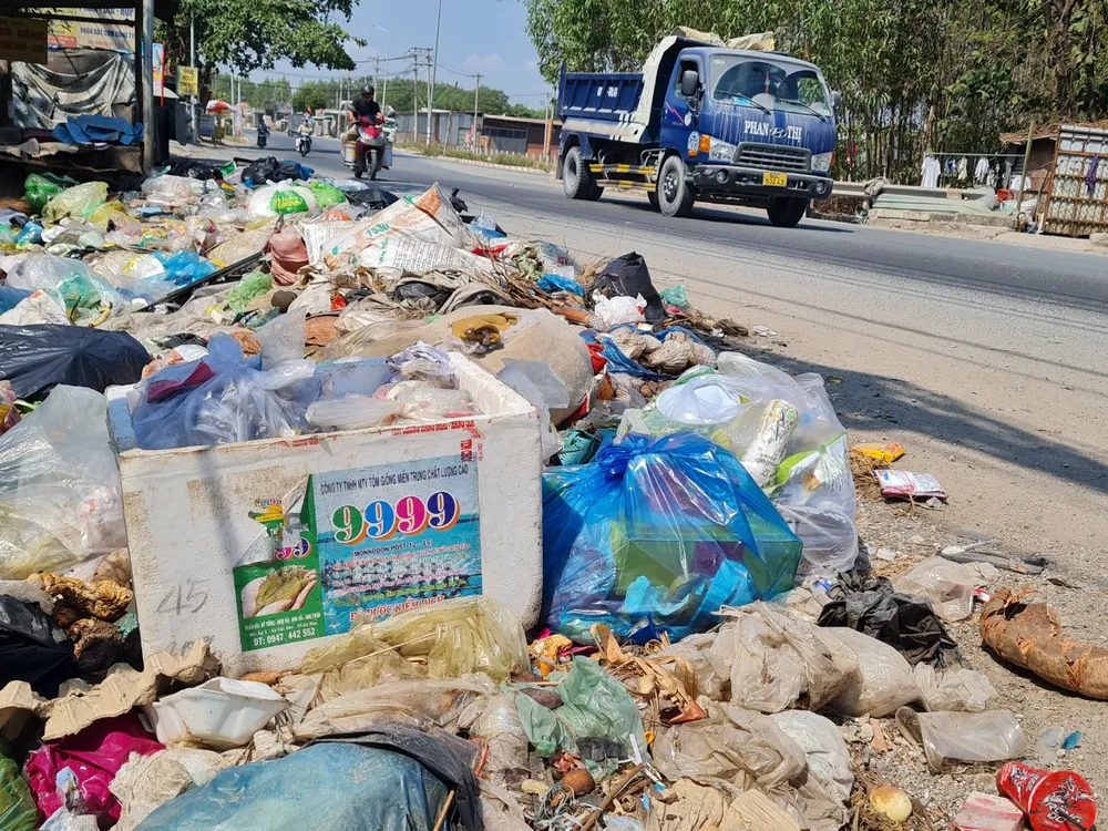 Đường Đồng Khởi mỗi ngày hàng vạn công nhân, người dân đi về qua đống rác khổng lồ bên chủ đầu tư dự án BOT đường 768 và chính quyền không hề xử lý.