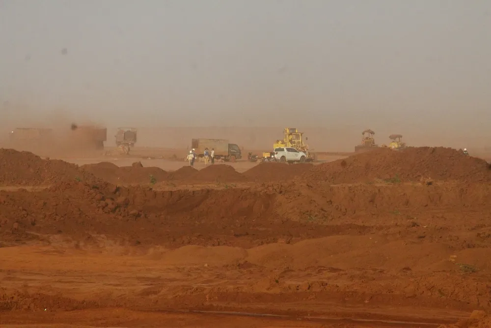 Theo kết quả quan trắc không khí định kỳ từ tháng 4 đến tháng 10-2022 tại khu vực xây dựng sân bay Long Thành phát hiện ô nhiễm bụi vượt quy chuẩn từ 1,02-18,32 lần.