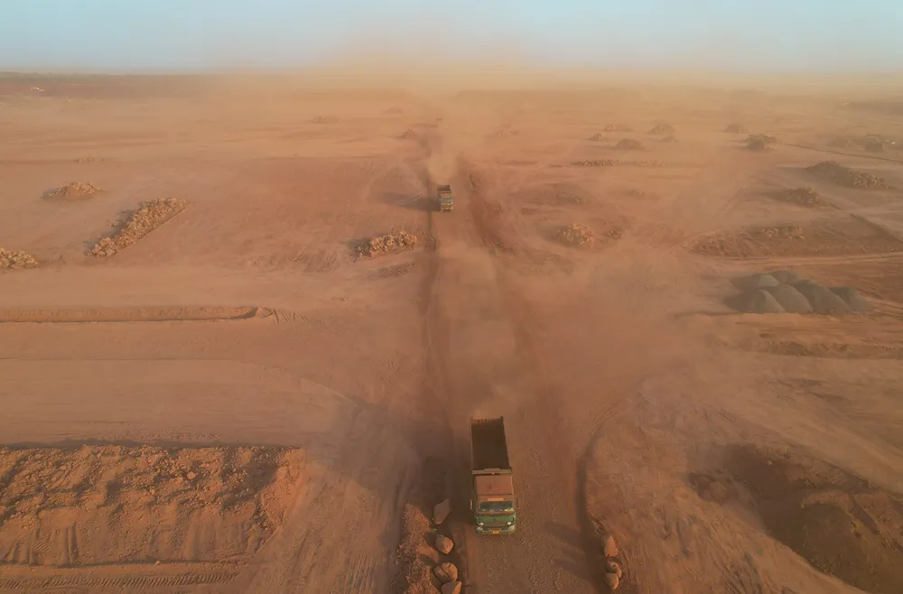 Bụi không chỉ trong công trình sân bay mà cuộn theo gió phát tán hàng chục km, lan cả vào khu dân cư và lan ra những con đường.