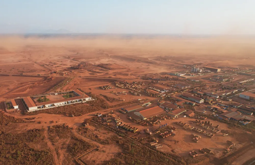 Công trường xây dựng dự án sân bay Long Thành hàng ngày có khoảng gần 2.000 phương tiện đào, san lấp đi lại tại công trường. Vào mùa nắng, khu vực này xuất hiện bụi đất mịt mù cuộn theo những cơn gió lớn.