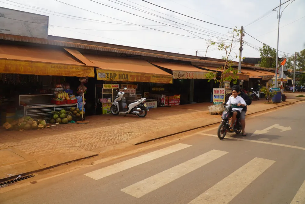 Đường, mái hiên các quầy tạp hoá tại một tuyến đường ở ấp 1 (xã Bình Sơn, huyện Long Thành) bị nhuộm đỏ bởi bụi đất.