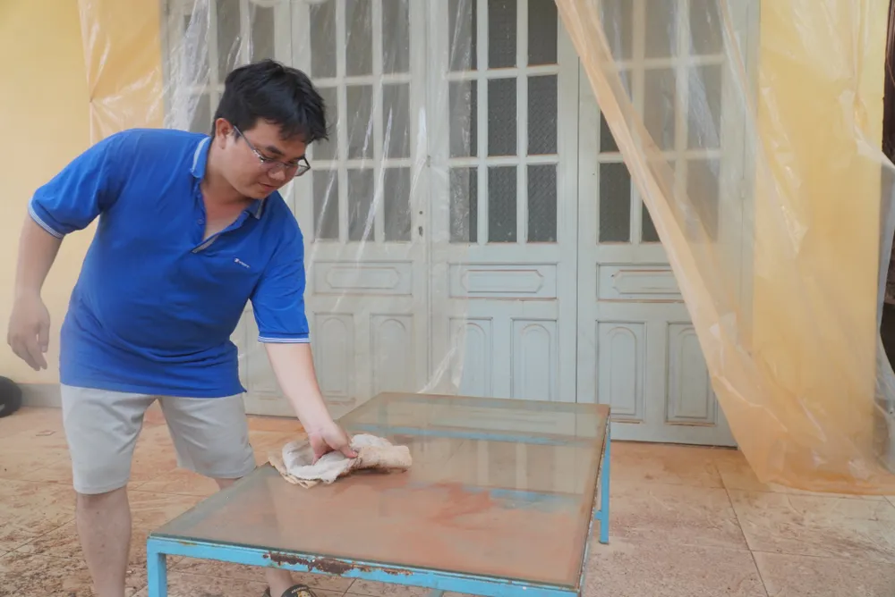 Mùa nắng nóng kéo dài, khu vực xã Bình Sơn có gió mạnh mang theo những đợt “bão” bụi bay suốt ngày đêm.