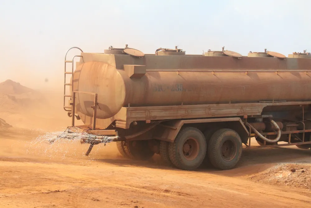 Để hạn chế bụi trong quá trình thi công, các nhà thầu đã huy động hàng chục xe bồn tưới nước. Tuy nhiên, giải pháp này gần như không mang lại hiệu quả.