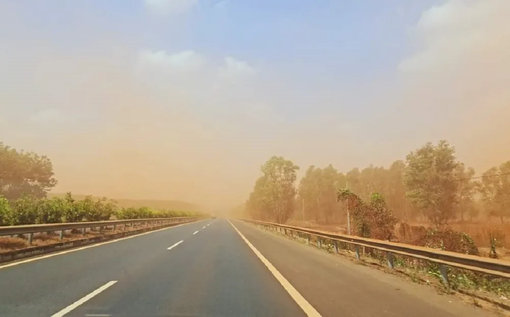 Đường cao tốc TP.HCM - Long Thành - Dầu Giây đoạn qua khu vực thi công dự án sân bay Long Thành cũng bị bao phủ bởi bụi đất.