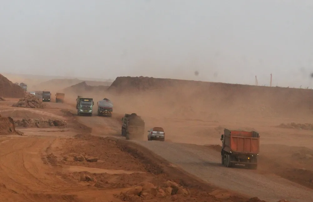 Còn đường được dải một lớp đá để cho phương tiện đi lại thuận tiện hơn trong dự án xây dựng sân bay nhưng vẫn mù mịt vì bụi.