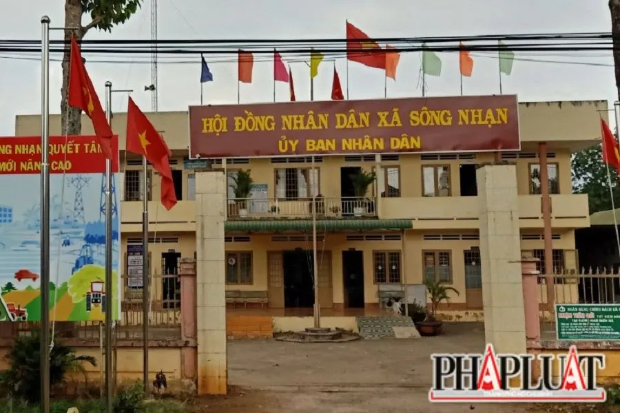 Trụ sở của công an xã nằm trong khuôn viên của UBND xã Sông Nhạn, nơi xảy ra sự việc bấm được 4 số xe máy siêu đẹp. Ảnh: VH. Trụ sở của công an xã nằm trong khuôn viên của UBND xã Sông Nhạn, nơi xảy ra sự việc bấm được 4 số xe máy siêu đẹp. Ảnh: VH.